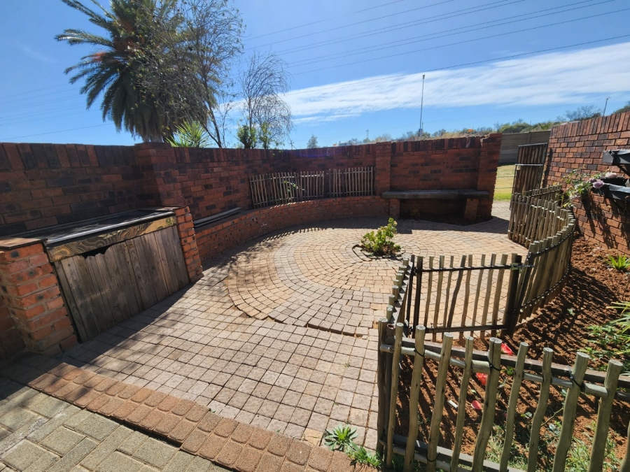 2 Bedroom Property for Sale in Langenhovenpark Free State